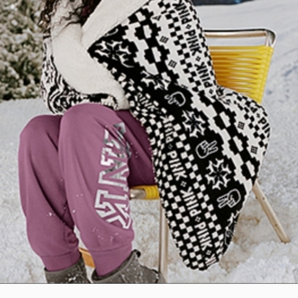 NWT Victoria’s Secret PINK Sherpa Blanket Black White Peace Dogs